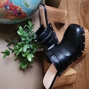 JustFab Annie Buckle  Size 6 Black  Platform Clogs